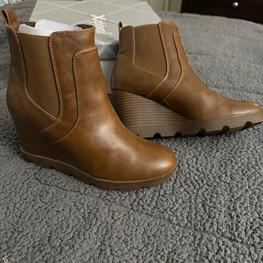 XAPPEAL WOMENS ELISE WEDGE BOOT, Cognac, 7.5